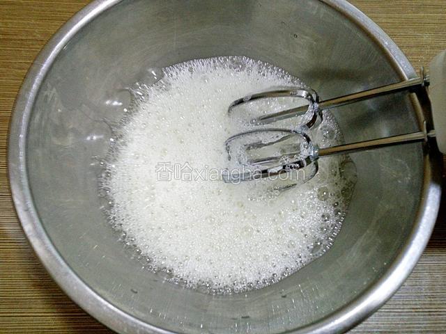 此时烤箱预热170度。蛋白中加入0.5g塔塔粉，用电动打蛋器打发至粗泡状态，加入三分之一白糖。