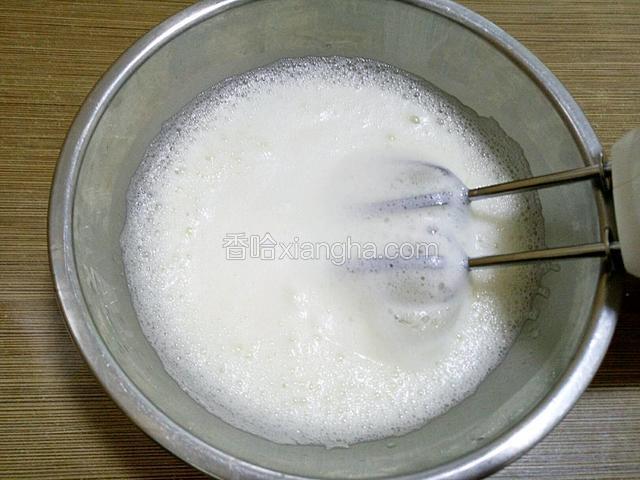 继续打发至浓密细泡状态，加入三分之一白糖。