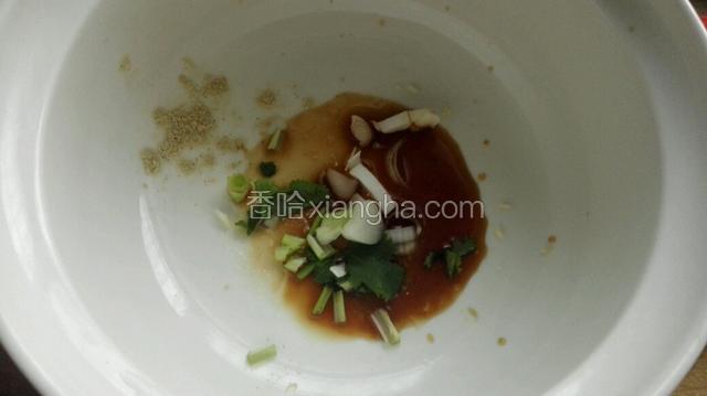 油菜提前烫熟，面捞入碗中，放入葱花，香菜，油菜，醋，鸡精，胡椒粉，再将骨汤浇上！