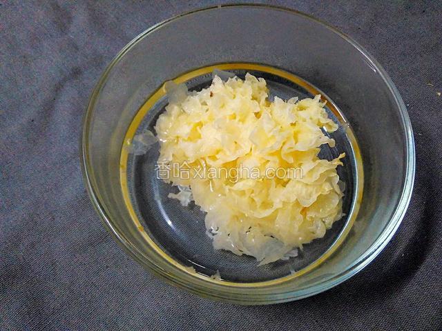 银耳先用凉水冲洗一下，再用温水泡发开。