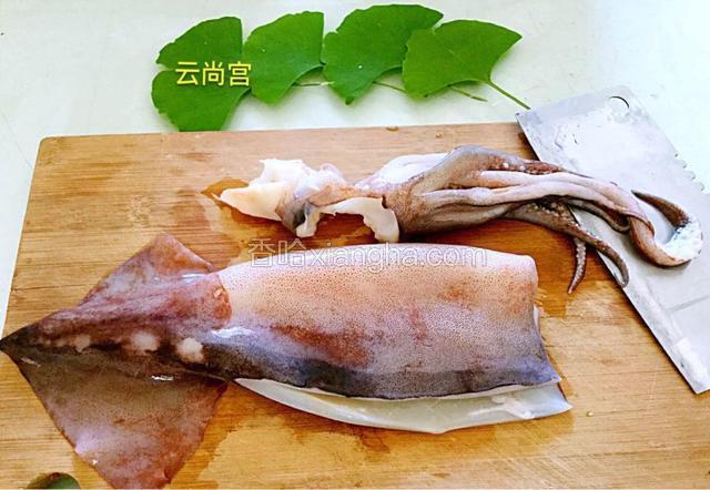 鱿鱼破肚，去内脏和眼睛，清洗干净。