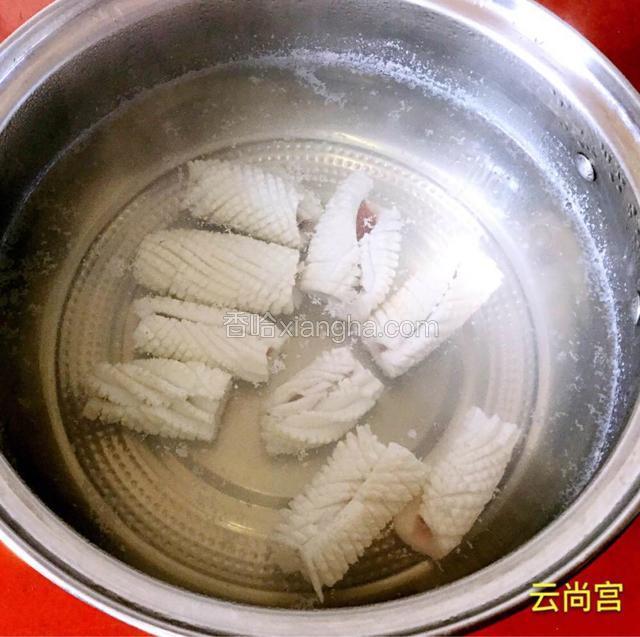 加少许盐、鱿鱼倒锅打卷捞出来。