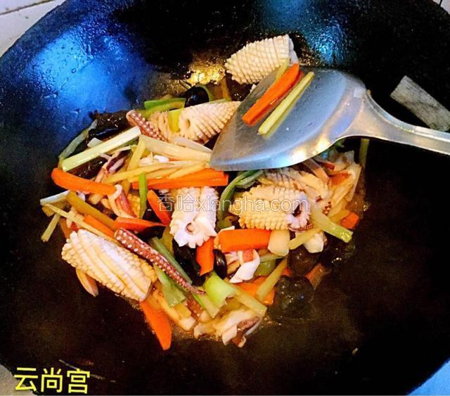 炒2分钟关火。