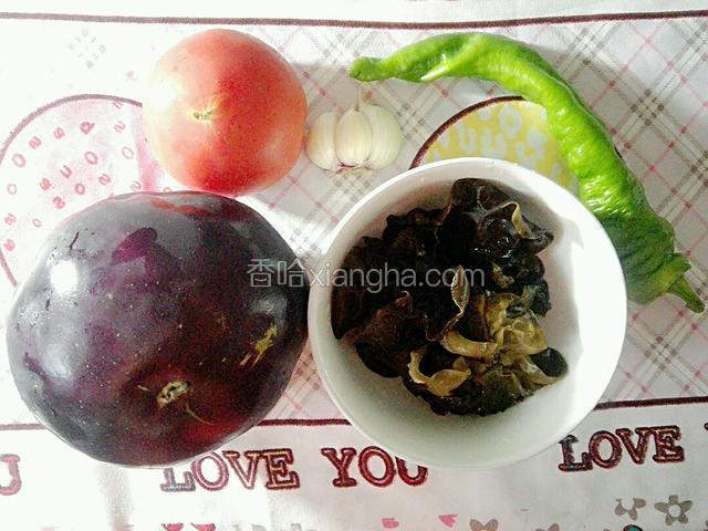 准备所需的食材：西红柿，茄子，大蒜，木耳，螺丝椒。