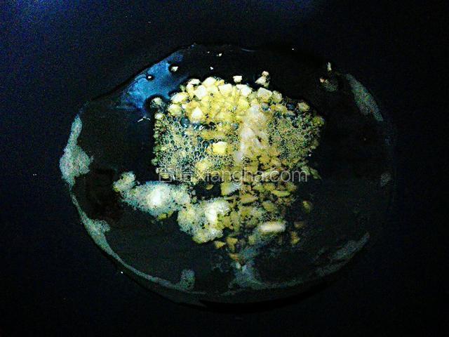 给锅里倒点油，开中小火，把蒜末放锅里炒出香味儿。