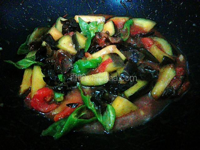 等锅里的汁儿只剩一点的时候，给锅里加入盐，鸡精，味极鲜，耗油，即可装盘食用。