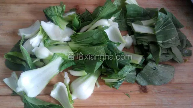 油菜掰成叶片，洗净，控干水分，改刀切寸段