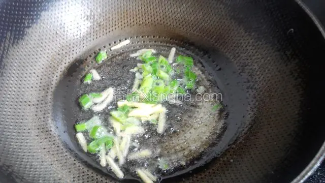 热锅热油，放入葱花姜丝炒香