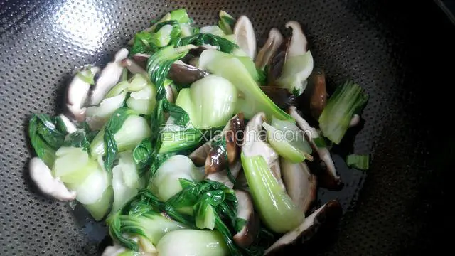 放入油菜香菇翻炒