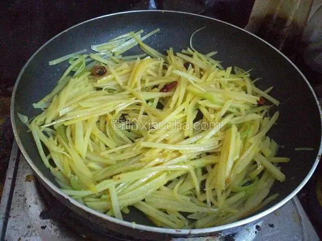 等到土豆变软全部变色就可以出锅啦！