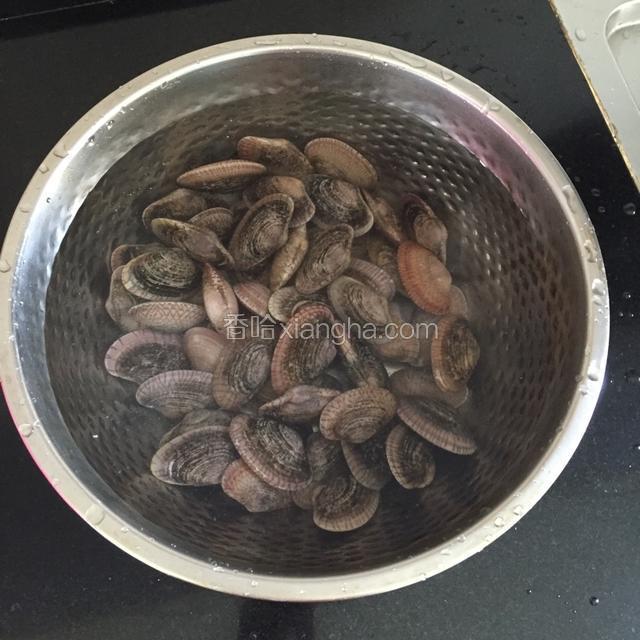花甲用水加一点点盐养着，下锅前冲洗干净