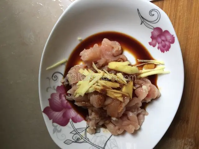 把鸡肉成细块状，姜切丝，把切好的鸡肉和姜丝倒入适量老抽，盐，香油腌制20分钟