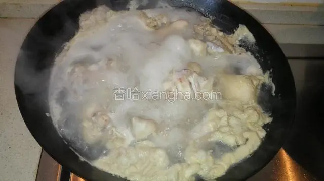 锅放水将猪脚焯水。