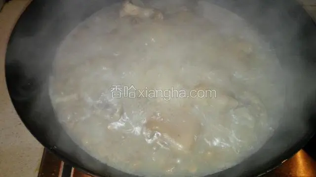 放入开水大火烧开，去掉葱，放入花生，料酒。