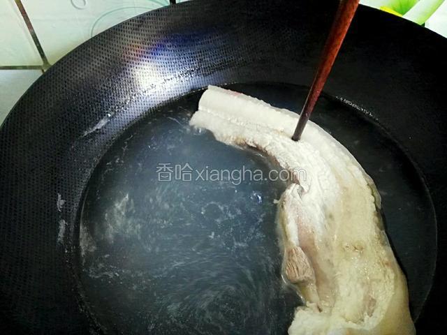 猪肉洗干净 锅中加水 冷水放入五花肉煮  煮至肉熟透 可以用筷子试着扎一下 能轻松扎透即可