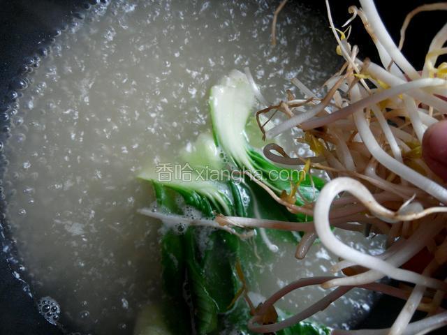 水开加入青菜、豆芽。