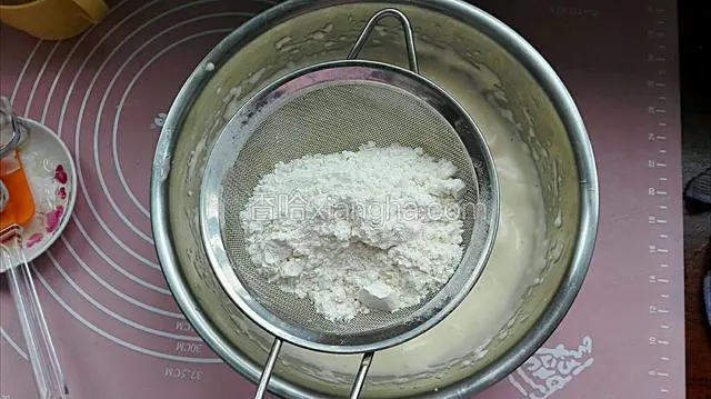 过筛低筋面粉，用刮刀翻拌均匀无干粉颗粒