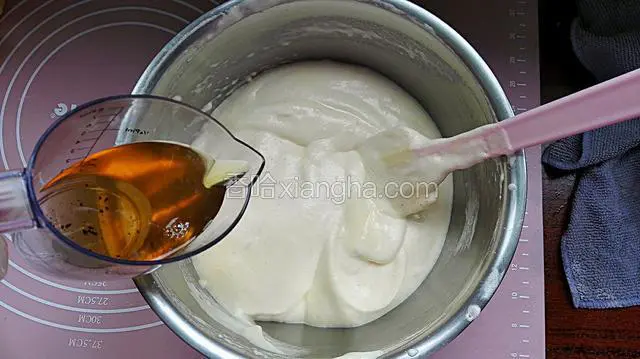 在加入食用油翻拌匀，切记打圈