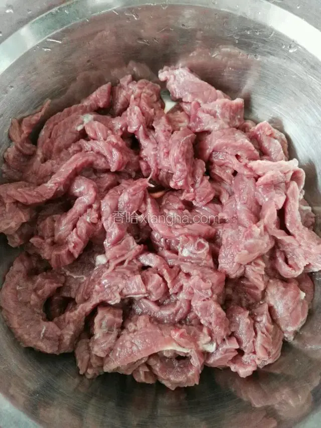 牛肉洗净切成丝，放一会儿，挤去水份。