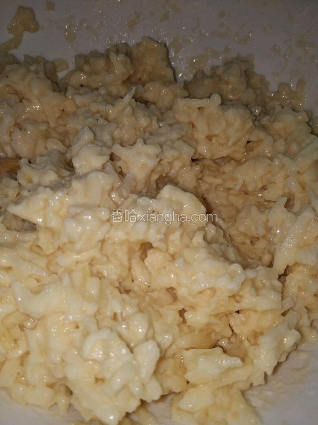 放适量的面粉搅拌使苹果丝都沾上面糊