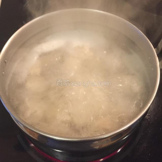 汤烧开后将肉丸入煮沸。当肉丸浮上汤面肉丸就熟了。再煮5分钟。将波菜放入汤中煮滚关火。