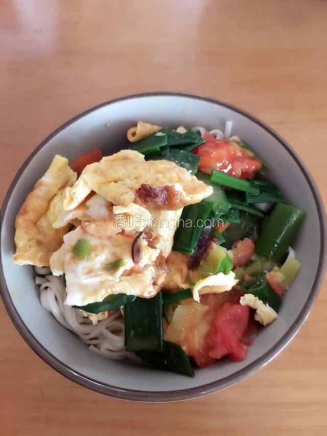 将做好的西红柿鸡蛋卤放到面上，一道美味可口的的番茄鸡蛋捞面就可以开动啦！