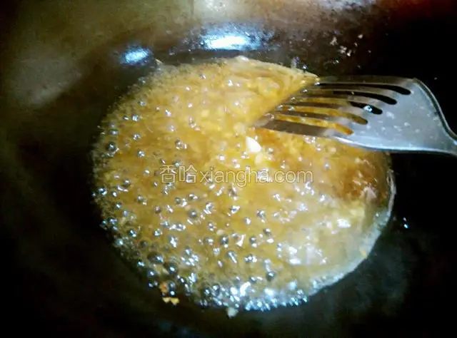 加入耗油淀粉生抽加水调的料汁