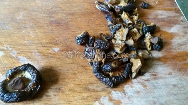 干香菇用开水发开洗净切丁。