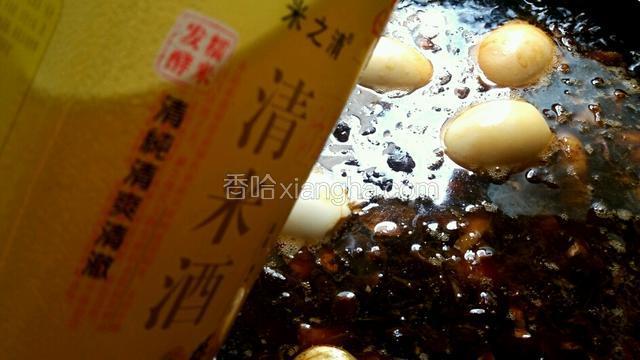 加入米酒，加些开水没过肉一些，大火烧开。