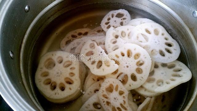 藕片焯水，一分钟即可。捞出备用