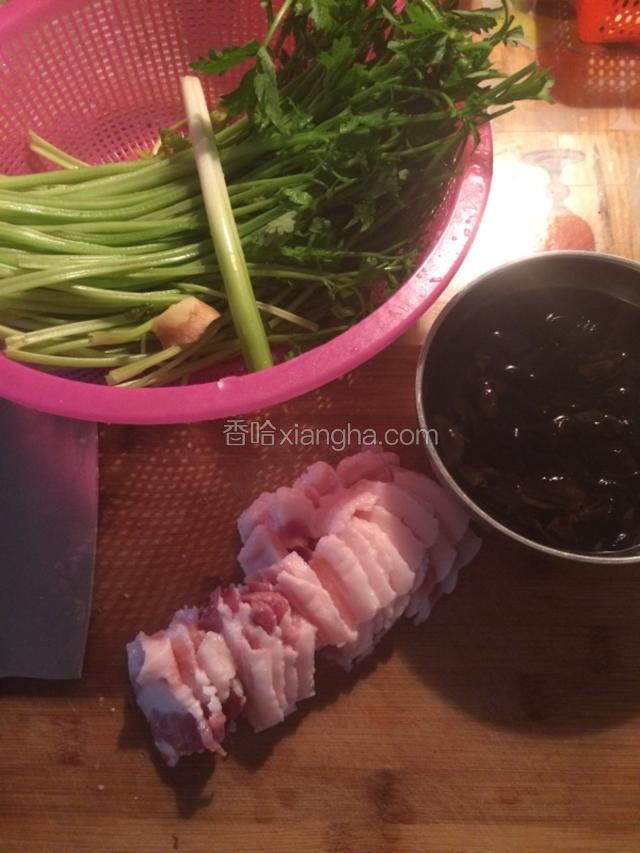 发面的时间可以备馅料了芹菜，木耳，五花肉，葱姜