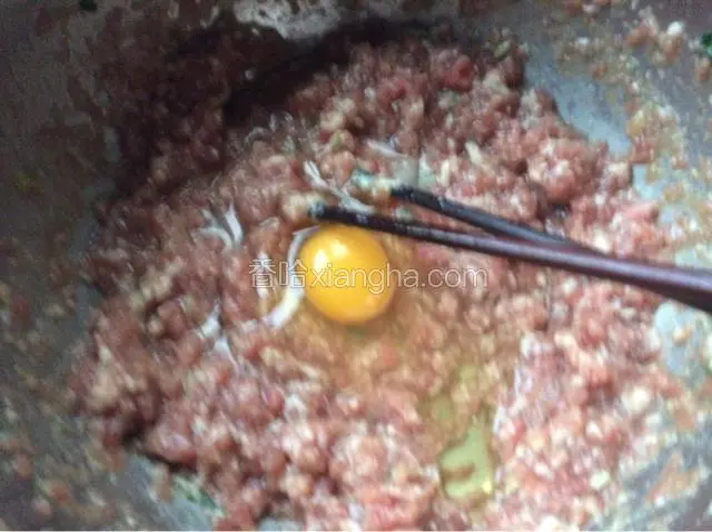 搅拌至完全吸收了汤汁，（如果感觉干的厉害可以再打入一些水，）打入一个鸡蛋，继续搅拌