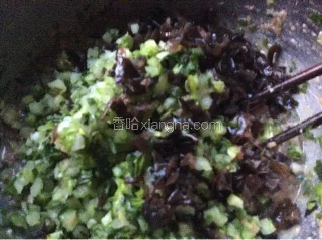 放入切好的芹菜木耳，加入适量的油，盐，搅拌均匀即可