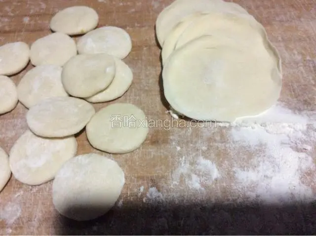 和好的面团，取一小块分成小剂子，擀皮，当然可以买饺子皮