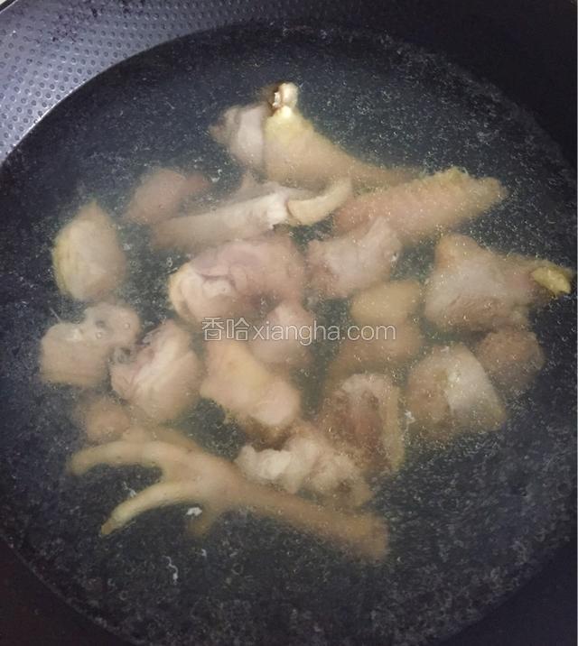 肉入开水汆烫，无血水溢出即可。