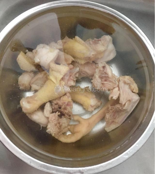 汆烫好的鸡肉用流动的水洗去浮沫，这个步骤很重要，关系到能否煲出清爽鸡汤。