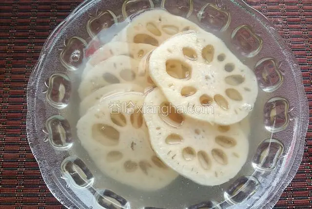 藕去皮切片，泡在滴有白醋的水了