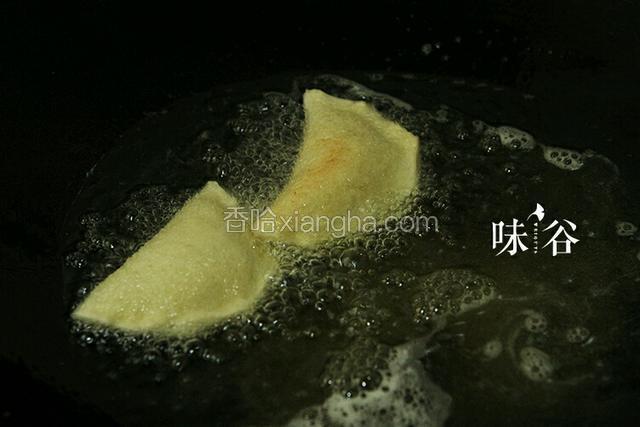 把包好的冰淇淋餃子放进去炸。