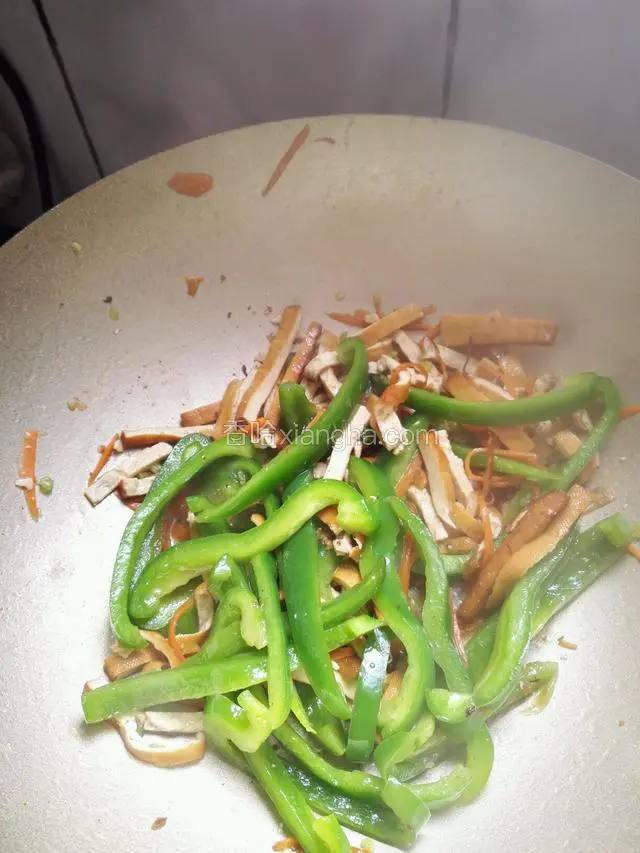 是不是觉得锅有点干，可加一点水浇在四周稍微煮开入味。