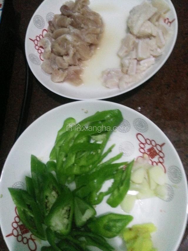 把材料都切好，我把肥肉和瘦肉分开，这样一会把肥肉炸一下吃起来就不会那么腻歪