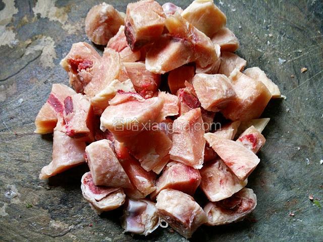 鸡腿肉洗净剁成小块。
