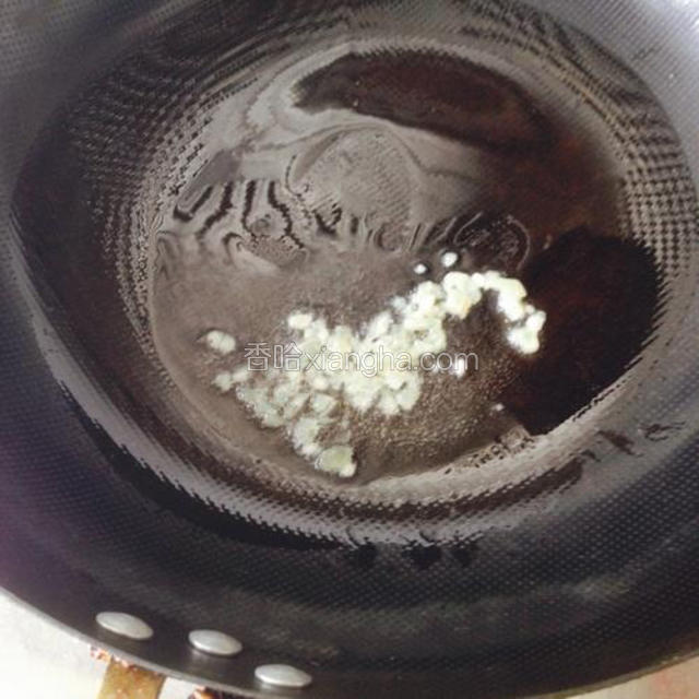 锅中倒油，油热后倒入蒜末爆香