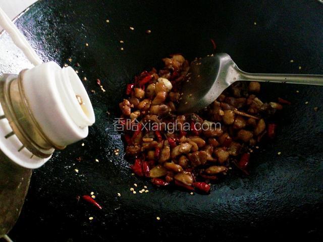 沿锅边淋入料酒继续翻炒至无酒味。