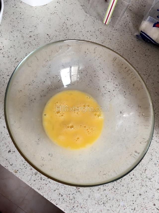 鸡蛋打散！水开后，加入蛋液，油  盐！