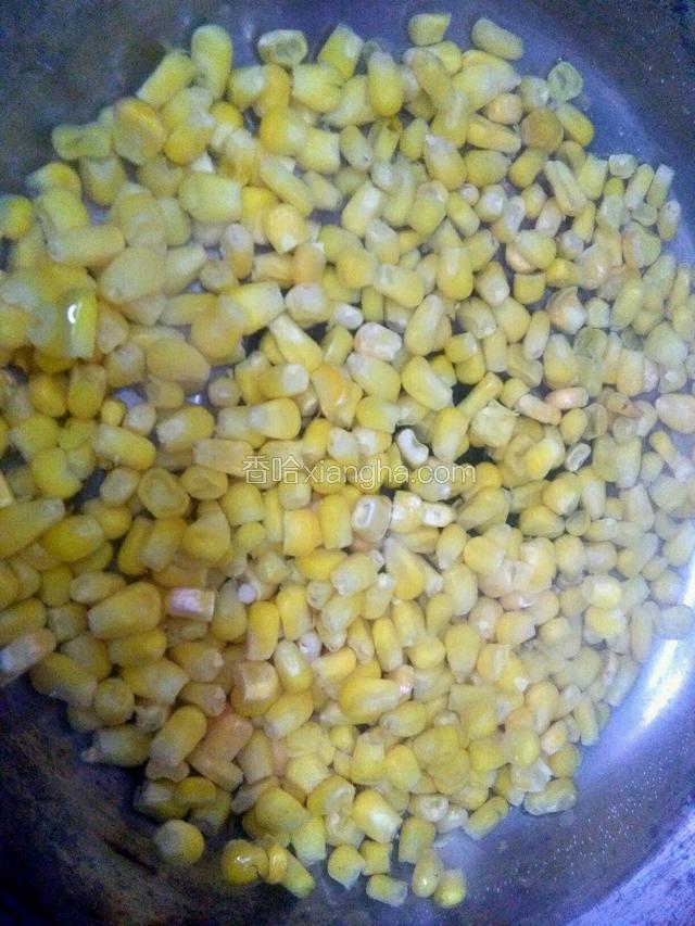 水烧开把玉米粒下去焯水三分钟