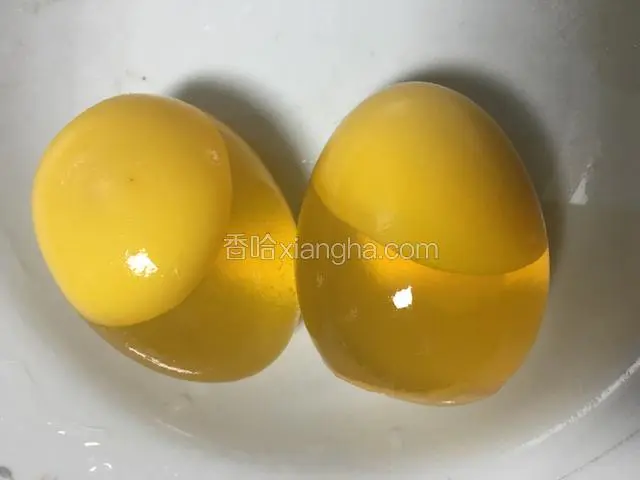 皮蛋去壳；