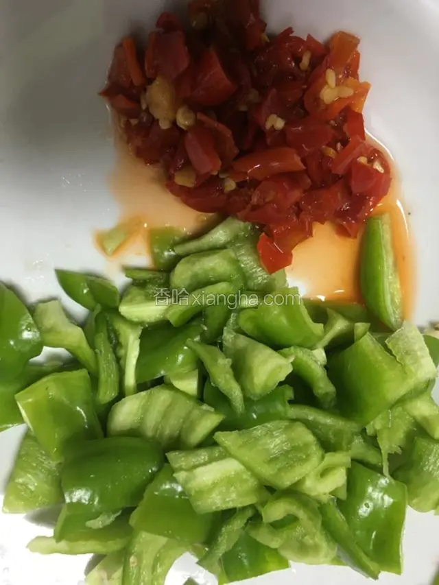 青椒切丁，剁椒酱少许；