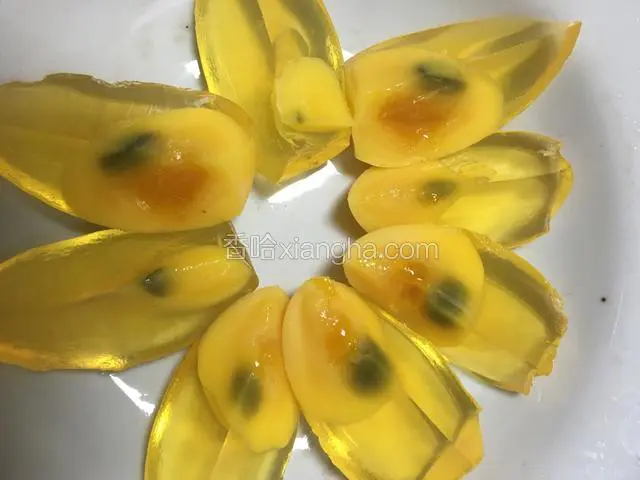 皮蛋用细线划开或用刀切开；