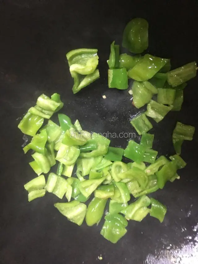 油锅热油，青椒丁入锅煸炒；