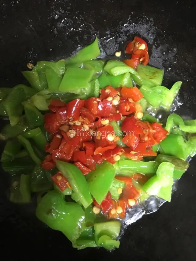 青椒丁6成熟时倒入剁椒酱，加入适量生抽调味；